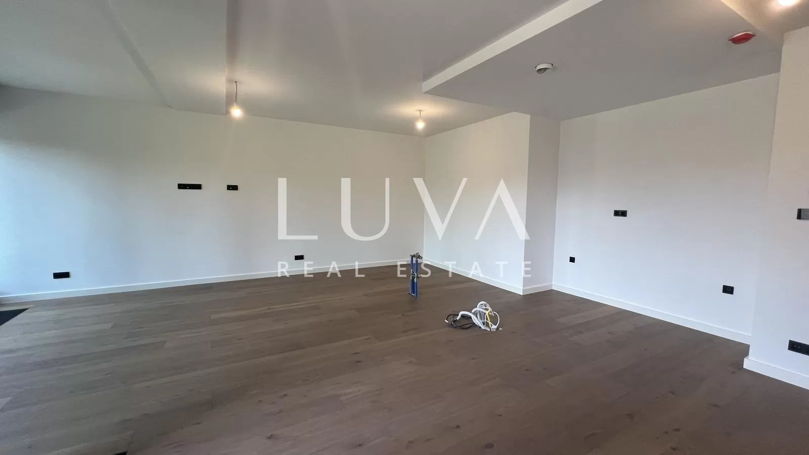 Zagreb, Ribnjak, luksuzan 4-sobni stan na 4. katu 140 m2 na prodaju