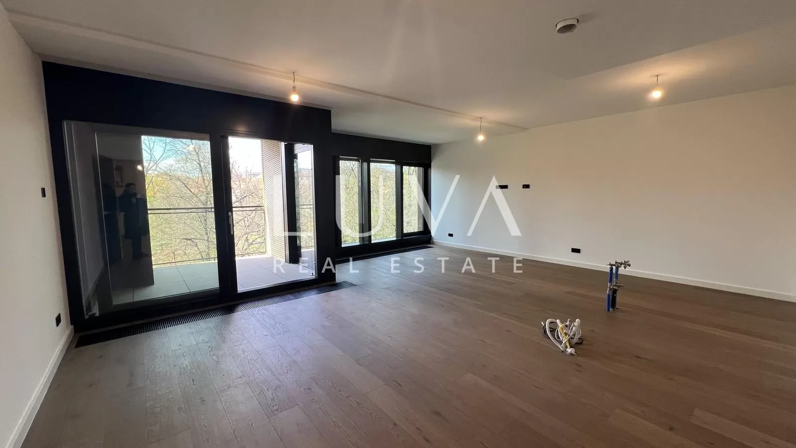Zagreb, Ribnjak, luksuzan 4-sobni stan na 4. katu 140 m2 na prodaju