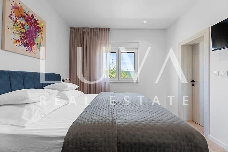 Imotski, moderna kuća s bazenom i panoramskim pogledom na prodaju, 150 m2