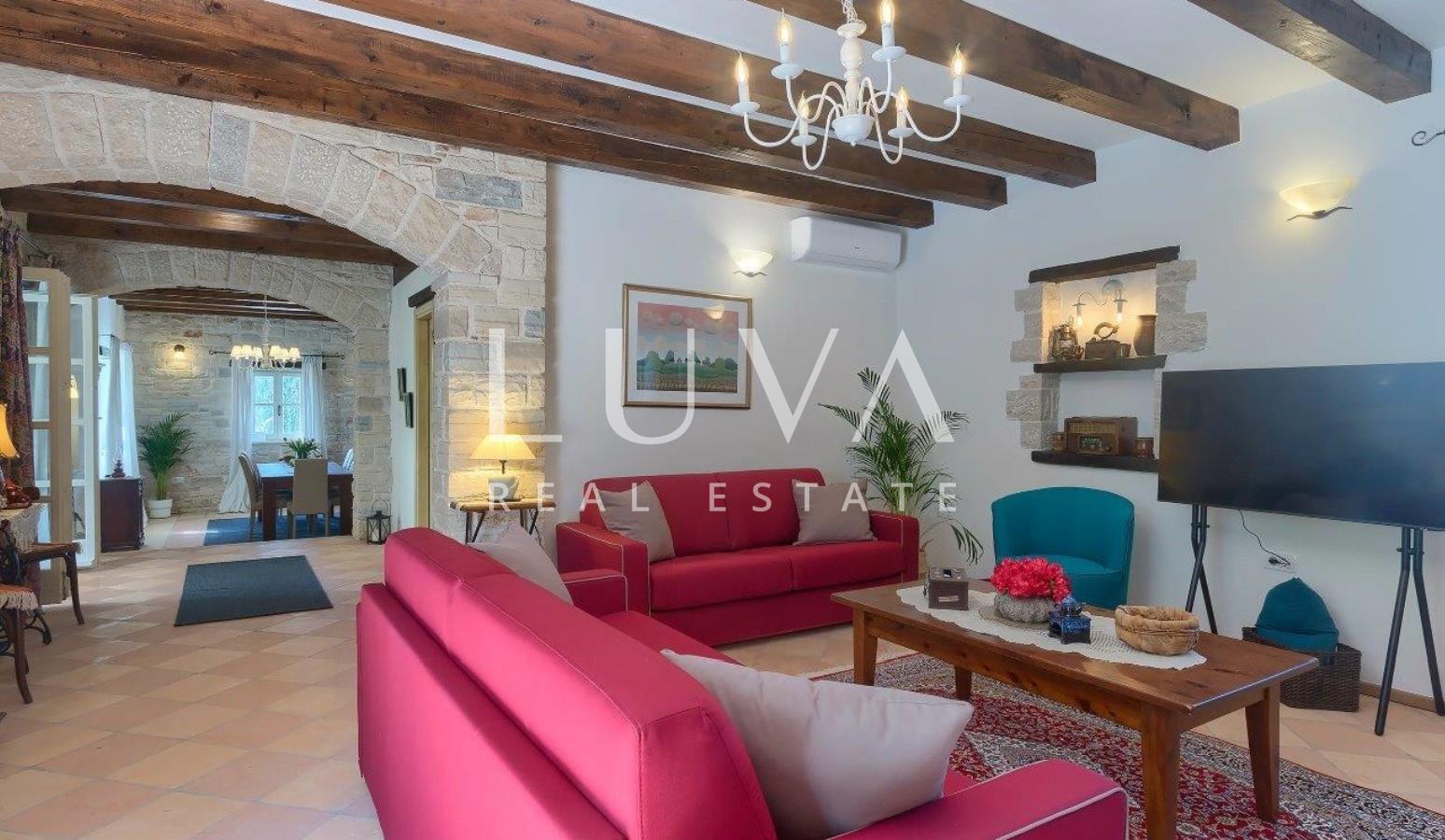 Istria, Tinjan, stone villa of 300 m² with a pool for sale