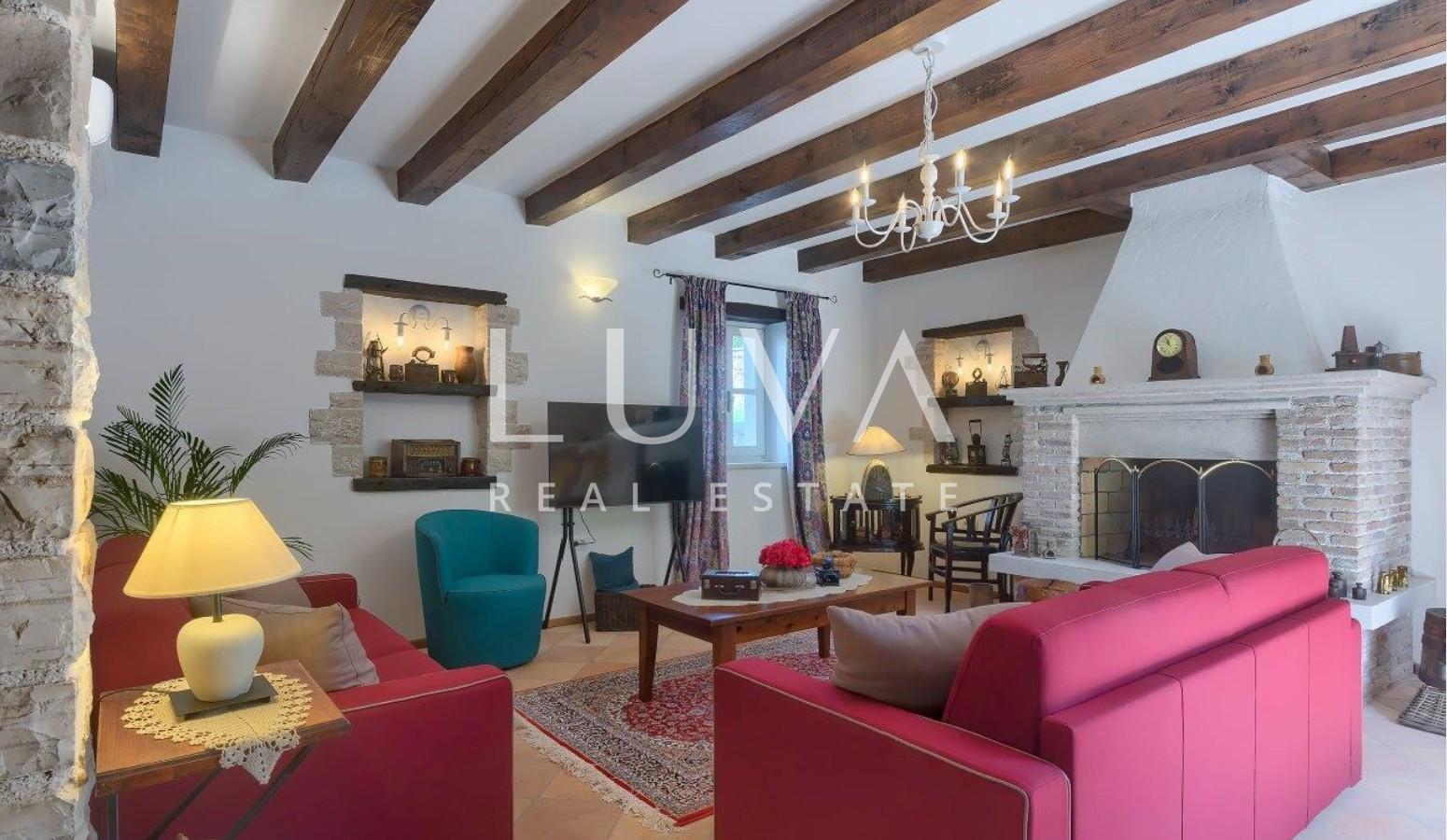 Istria, Tinjan, stone villa of 300 m² with a pool for sale