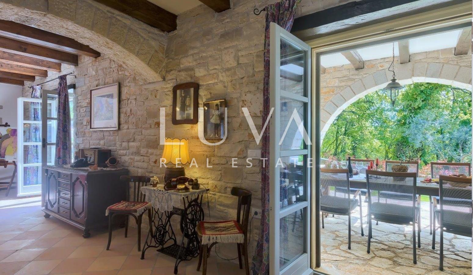 Istria, Tinjan, stone villa of 300 m² with a pool for sale