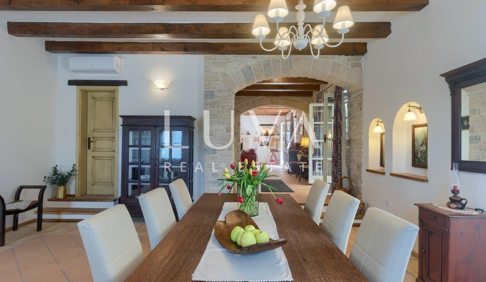 Istria, Tinjan, stone villa of 300 m² with a pool for sale