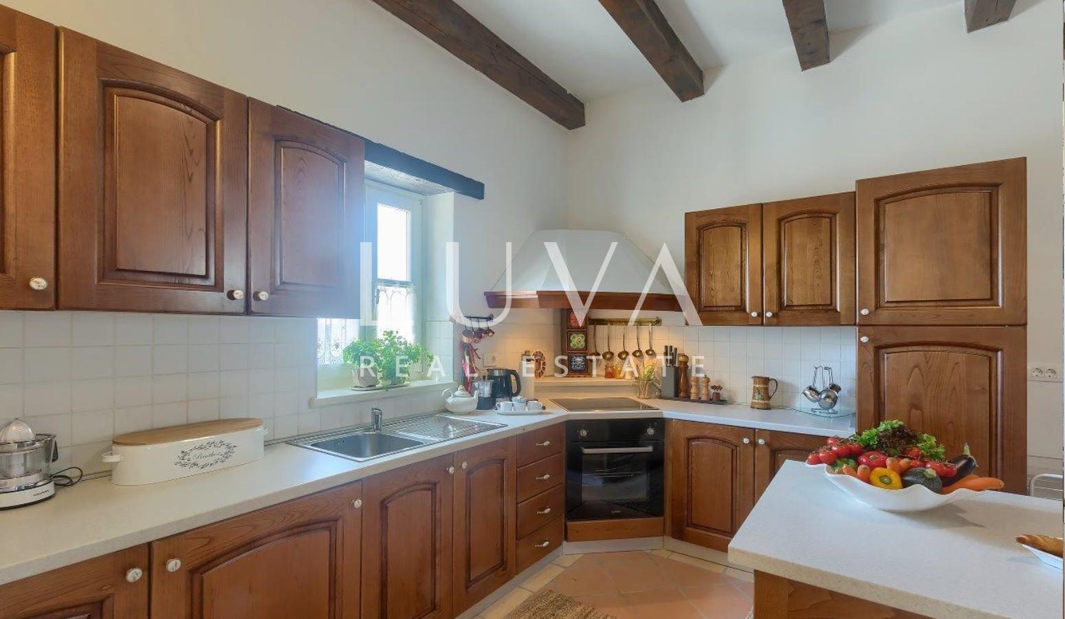 Istria, Tinjan, stone villa of 300 m² with a pool for sale