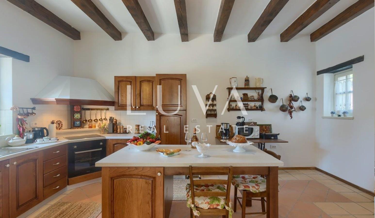 Istria, Tinjan, stone villa of 300 m² with a pool for sale