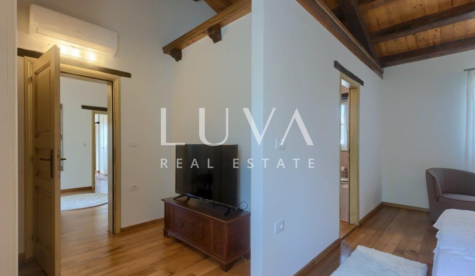 Istria, Tinjan, stone villa of 300 m² with a pool for sale