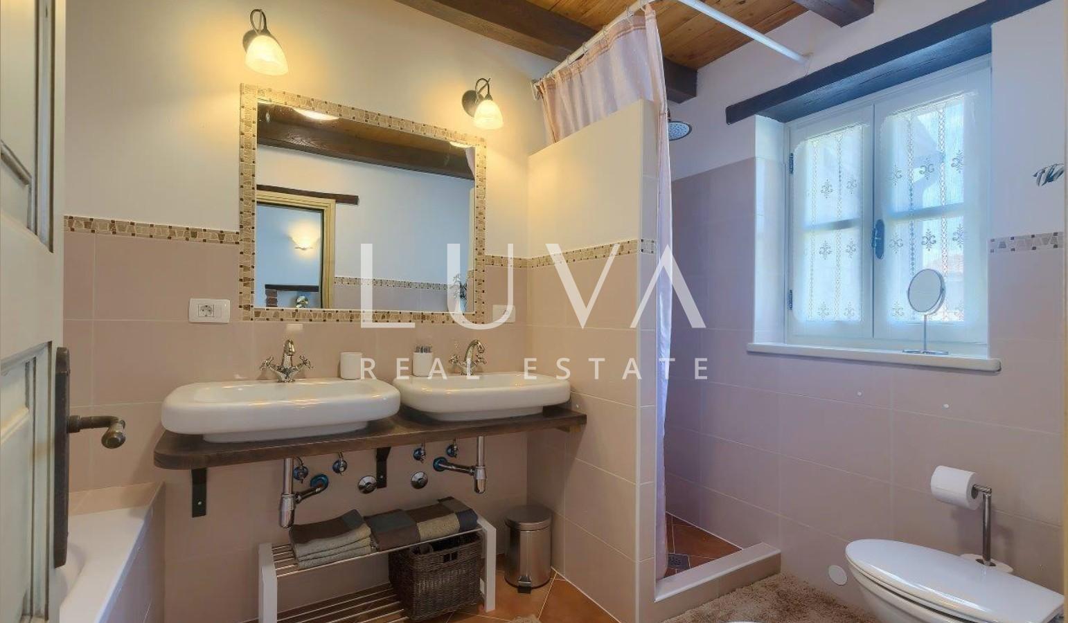 Istria, Tinjan, stone villa of 300 m² with a pool for sale