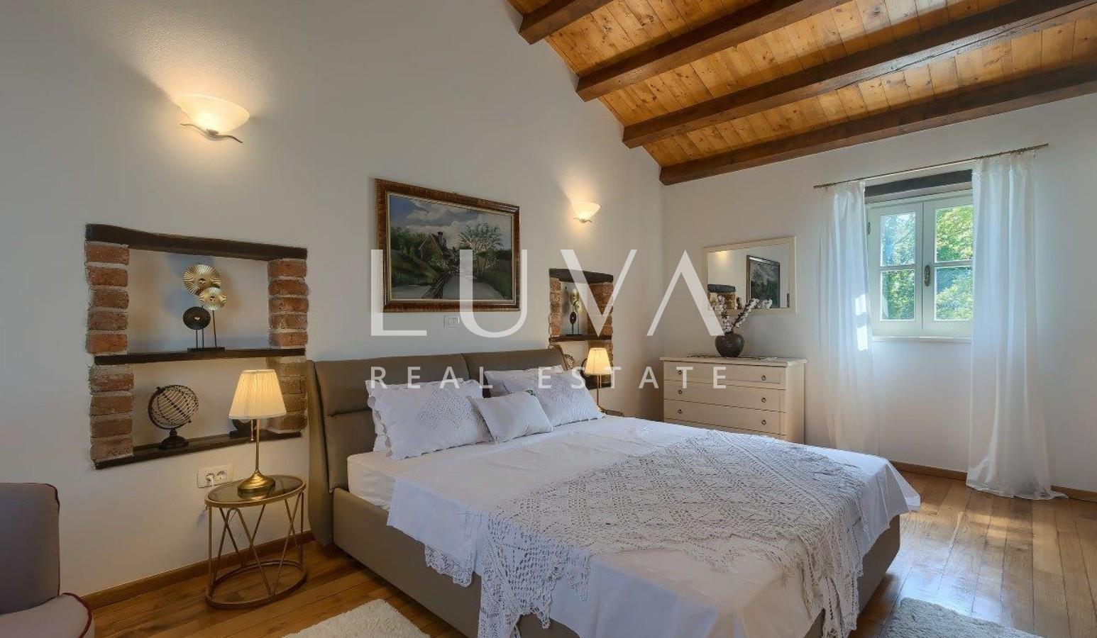 Istria, Tinjan, stone villa of 300 m² with a pool for sale