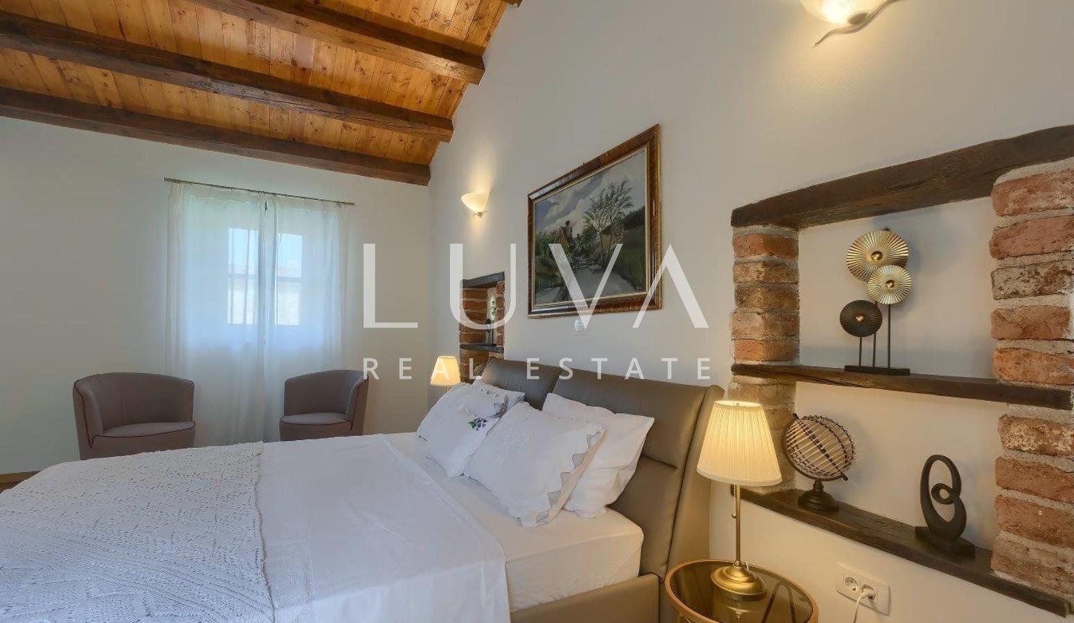 Istria, Tinjan, stone villa of 300 m² with a pool for sale