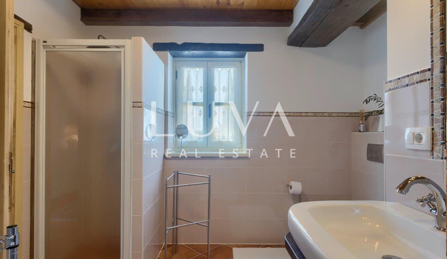 Istria, Tinjan, stone villa of 300 m² with a pool for sale