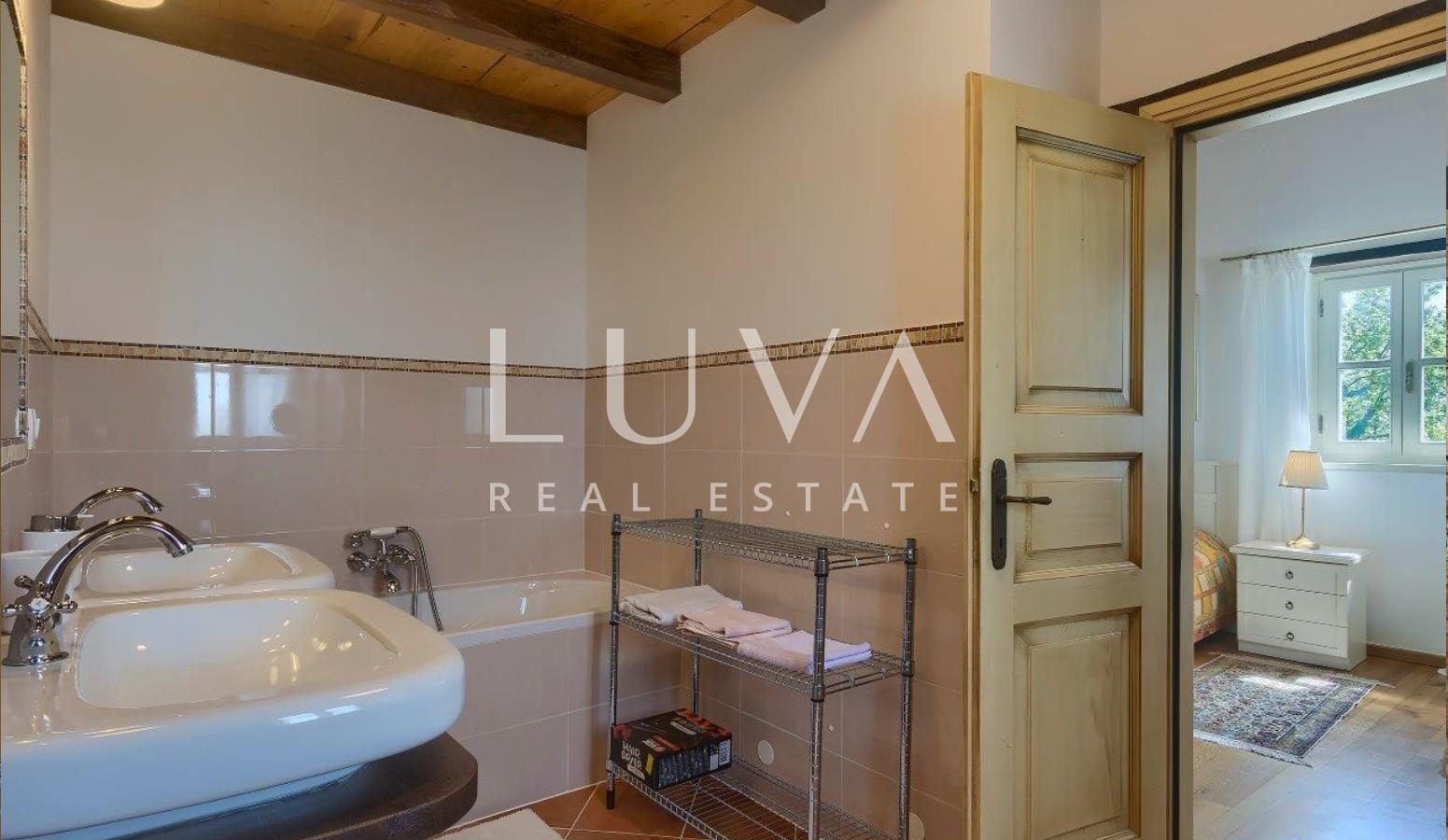 Istria, Tinjan, stone villa of 300 m² with a pool for sale