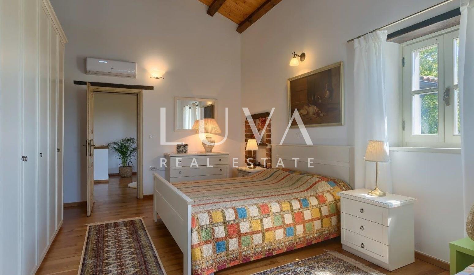 Istria, Tinjan, stone villa of 300 m² with a pool for sale