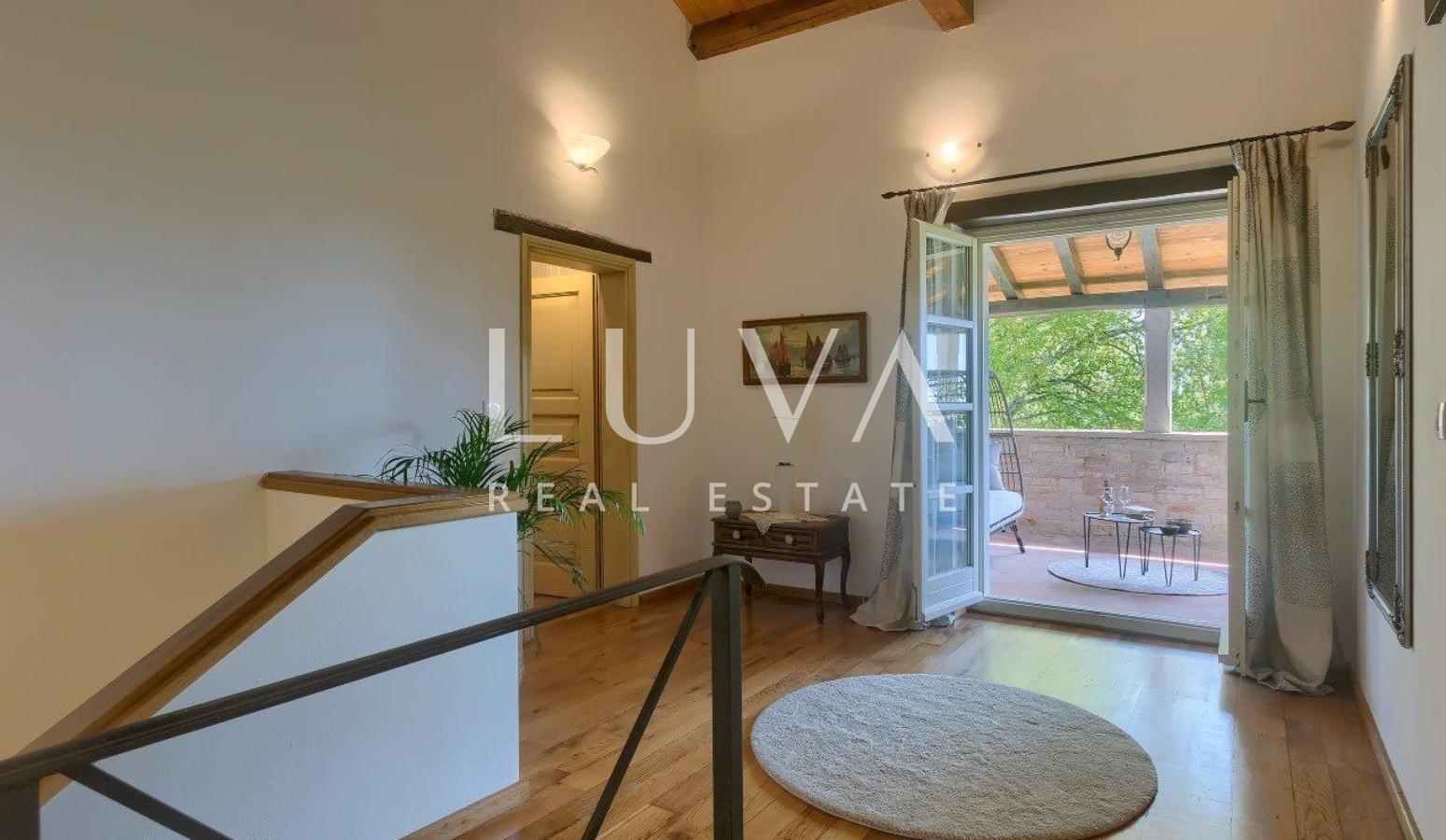 Istria, Tinjan, stone villa of 300 m² with a pool for sale