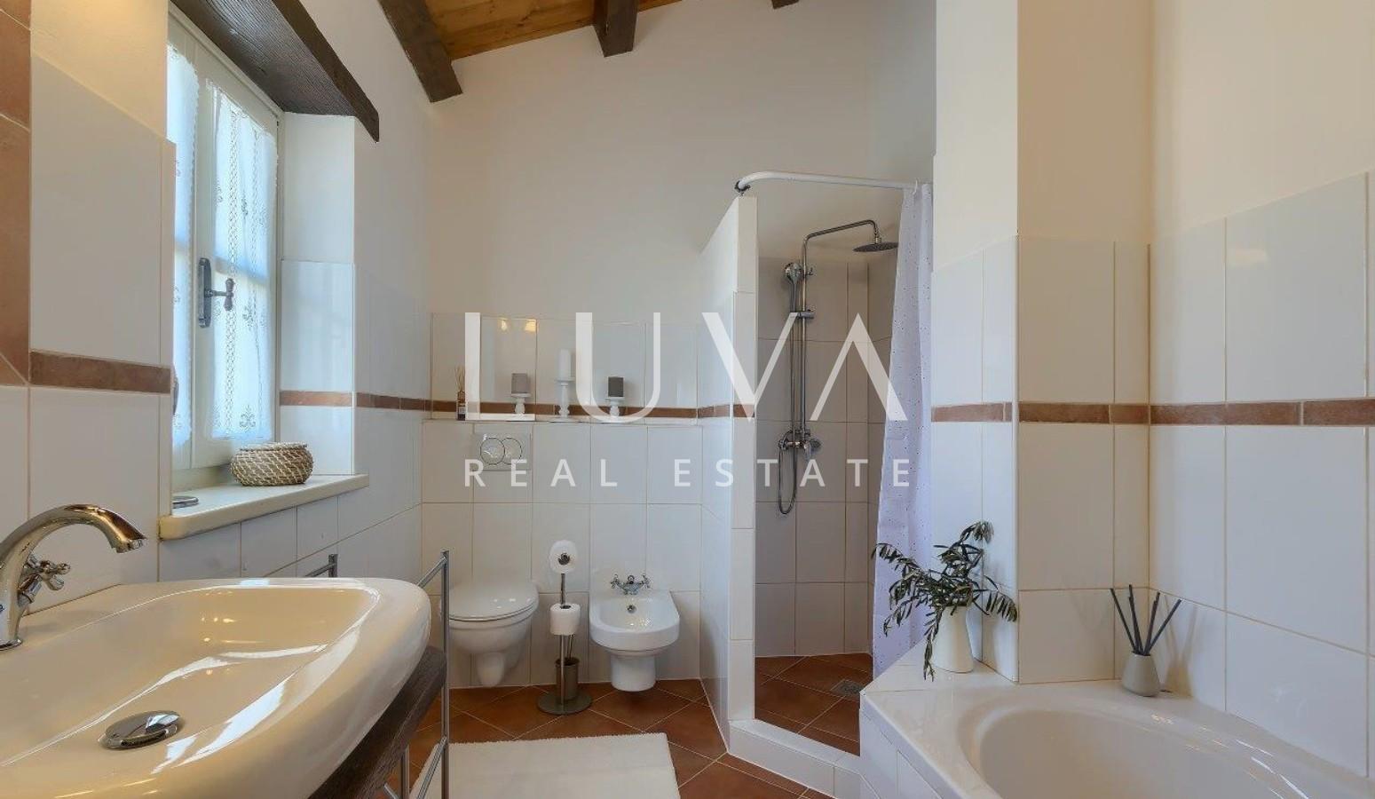 Istria, Tinjan, stone villa of 300 m² with a pool for sale