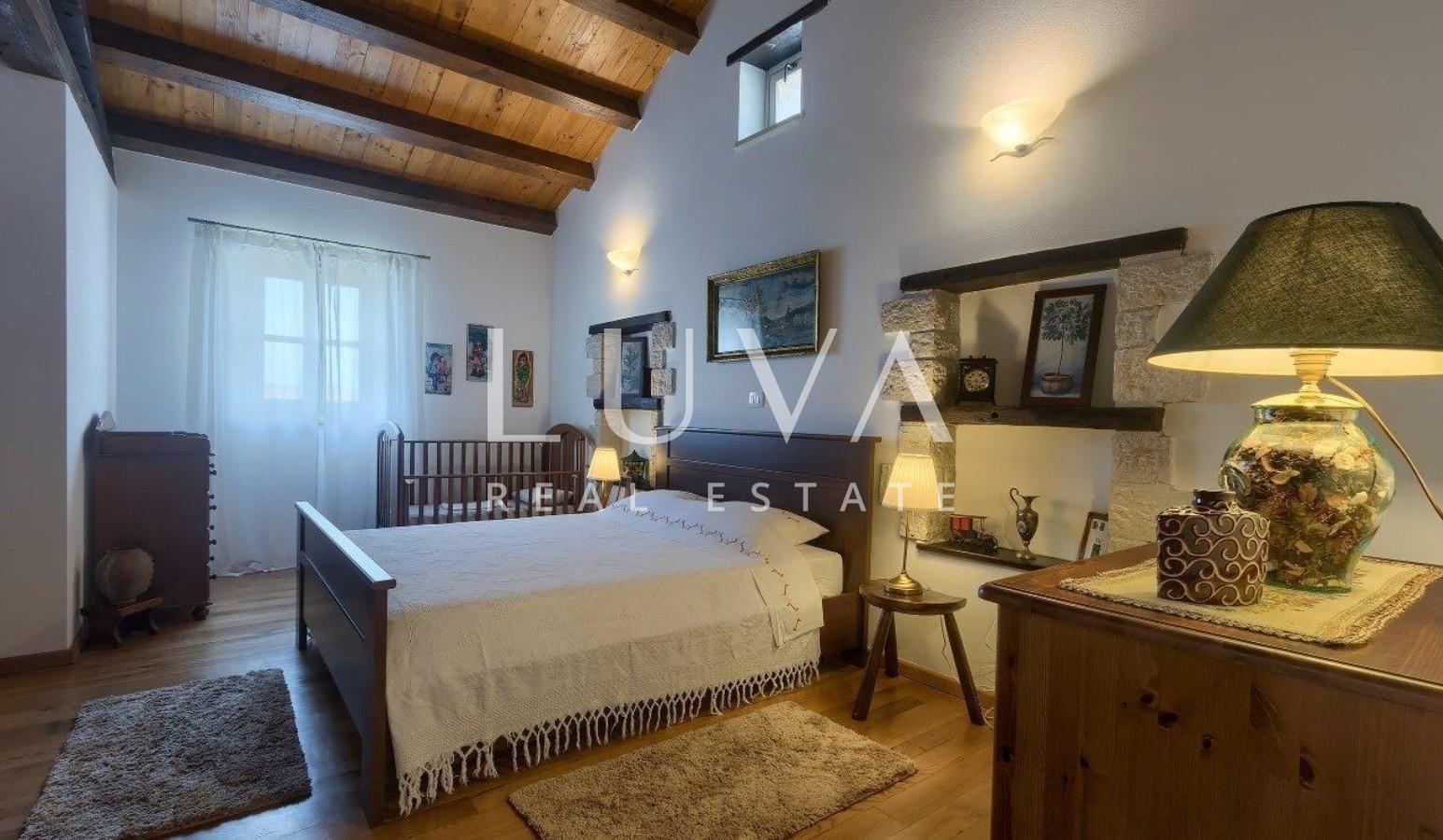 Istria, Tinjan, stone villa of 300 m² with a pool for sale