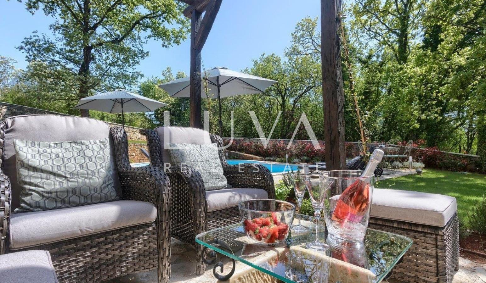 Istria, Tinjan, stone villa of 300 m² with a pool for sale