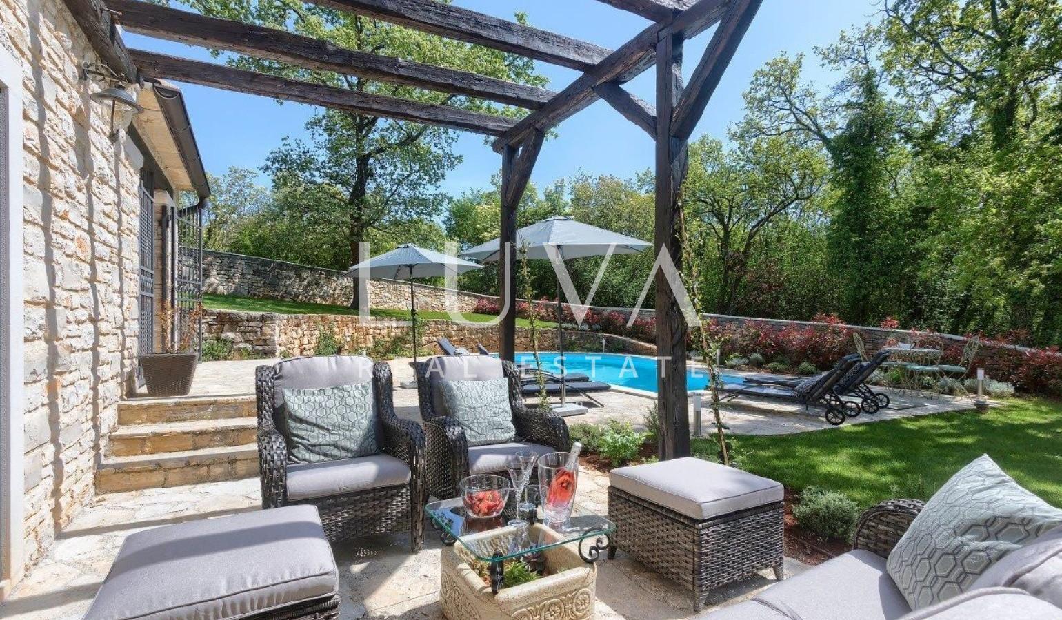 Istria, Tinjan, stone villa of 300 m² with a pool for sale