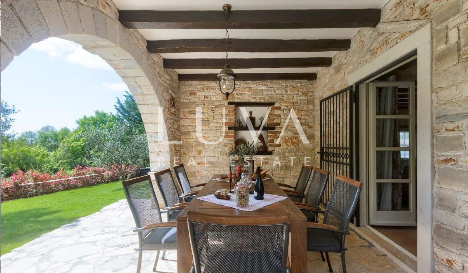 Istria, Tinjan, stone villa of 300 m² with a pool for sale