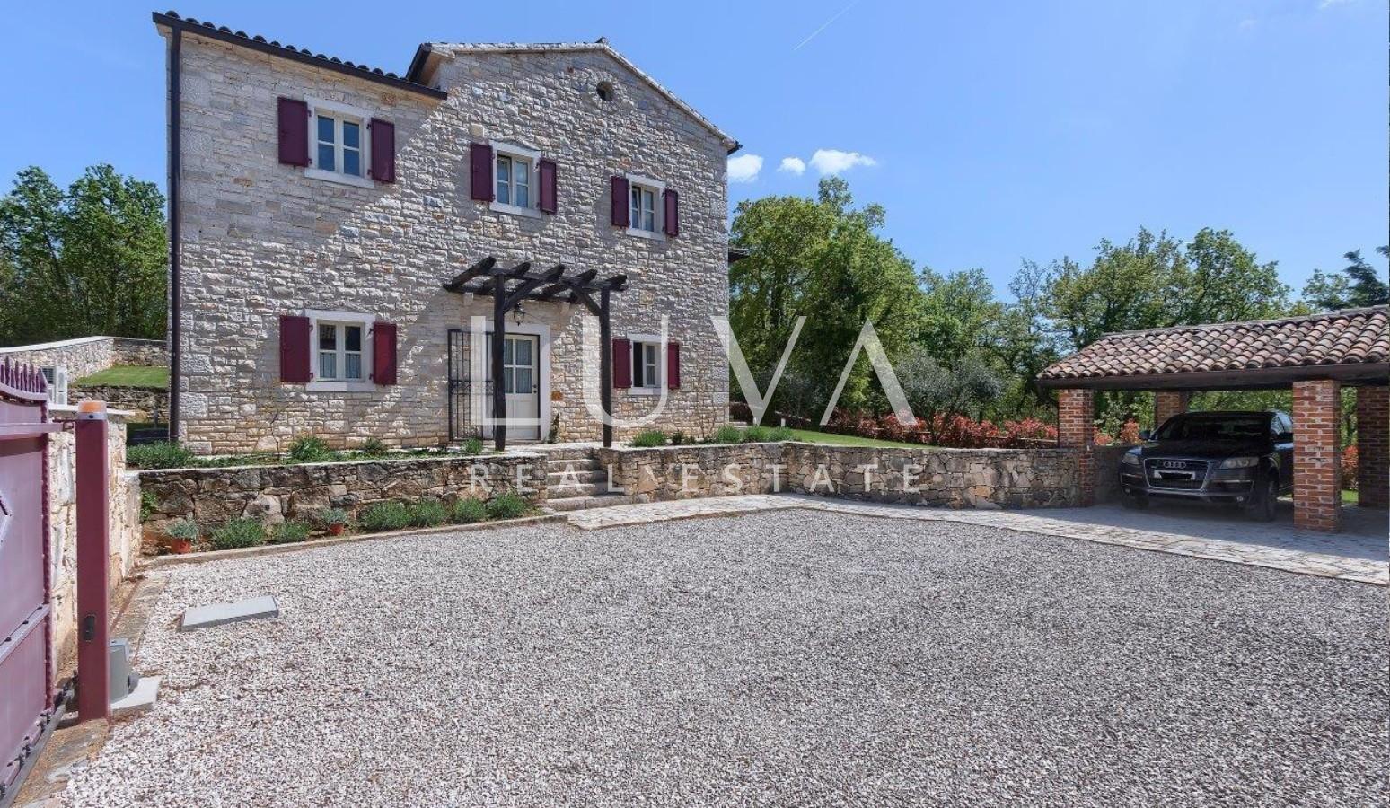 Istria, Tinjan, stone villa of 300 m² with a pool for sale
