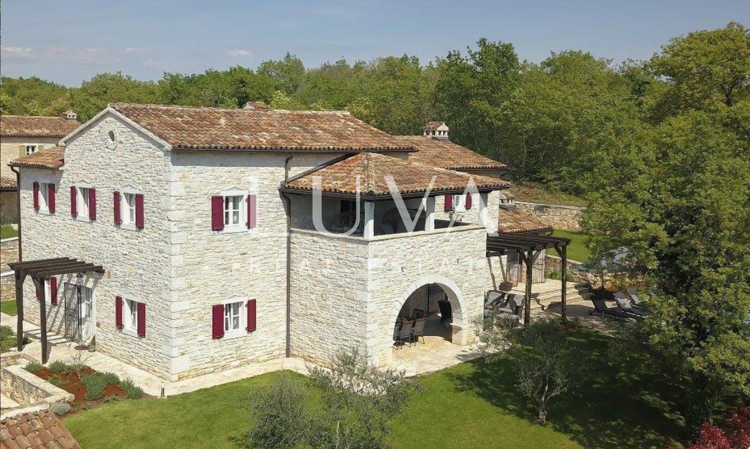 Istria, Tinjan, stone villa of 300 m² with a pool for sale