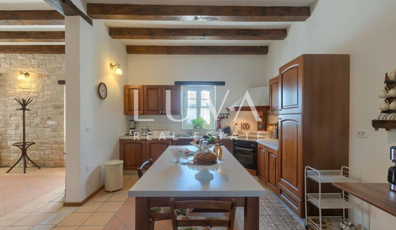 Istria, Tinjan, stone villa of 300 m² with a pool for sale