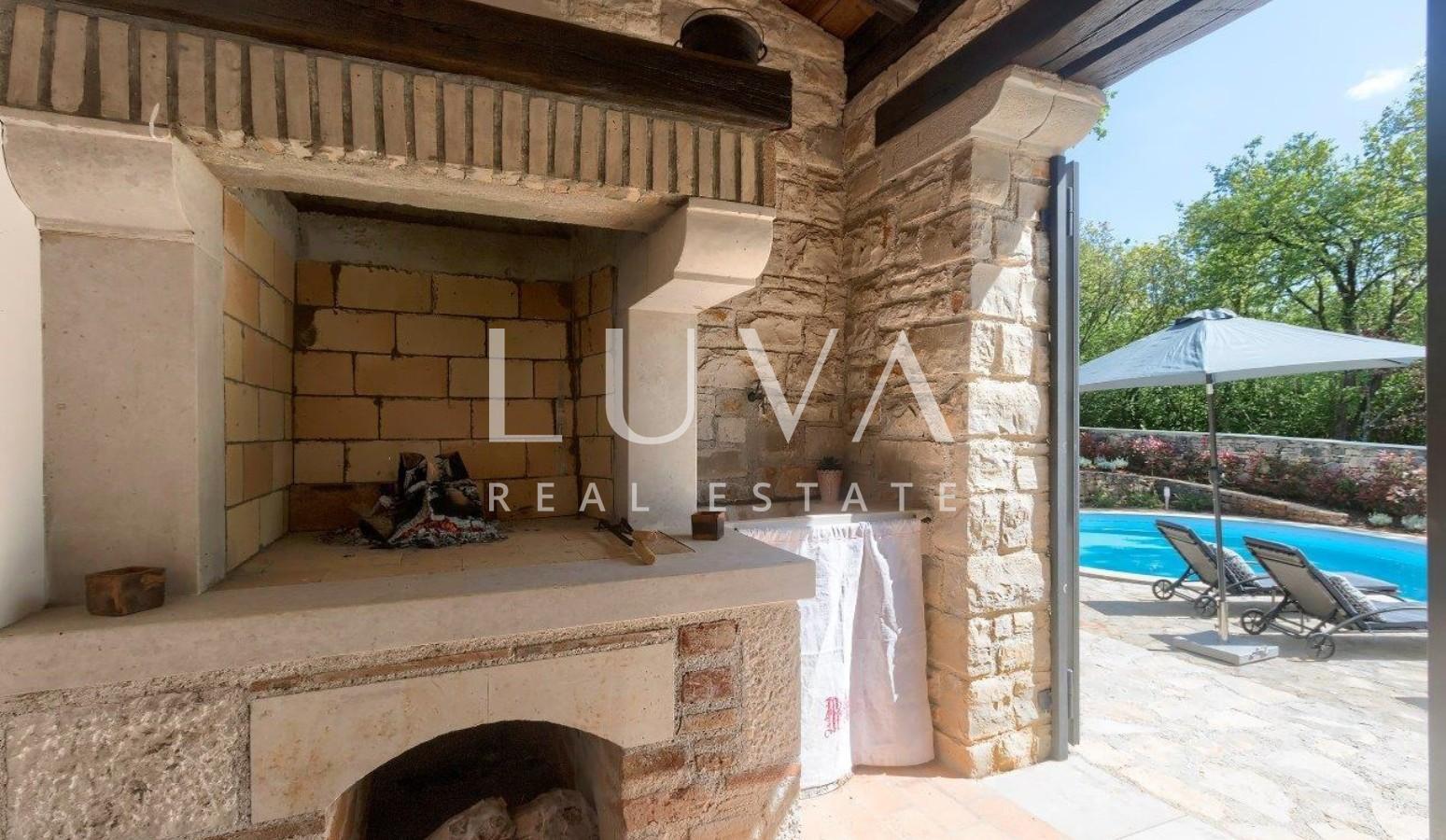 Istria, Tinjan, stone villa of 300 m² with a pool for sale