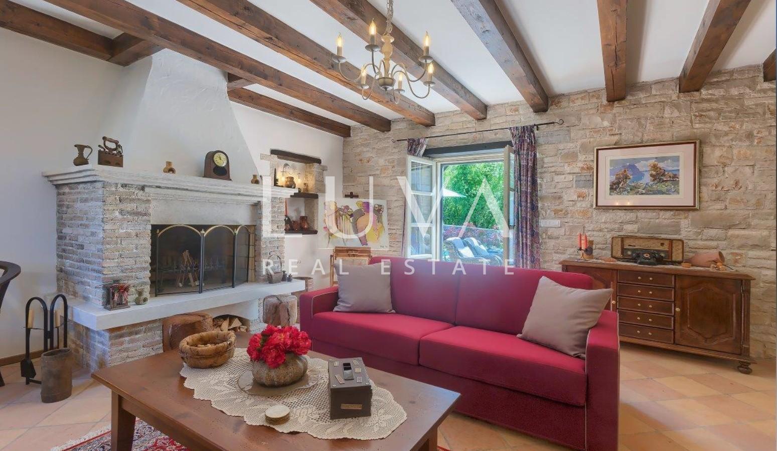 Istria, Tinjan, stone villa of 300 m² with a pool for sale