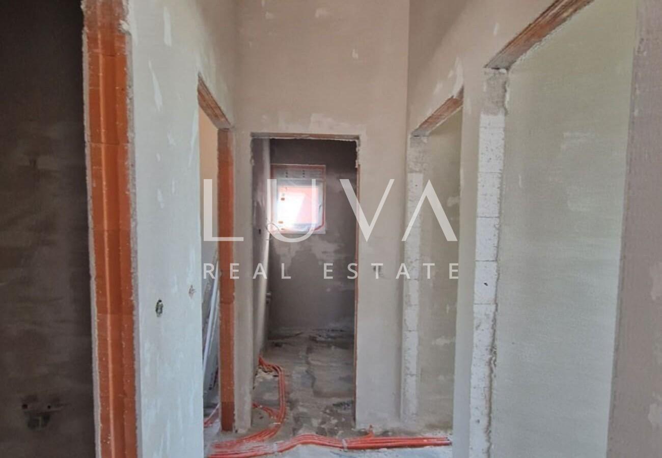 Istria, Kaštelir, modern ground floor house of 95 m² with courtyard for sale