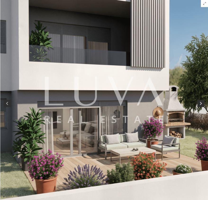 Apartment in Kaštel Stari, 3-bedroom unit, 140 m² garden + parking space in a new residential building
