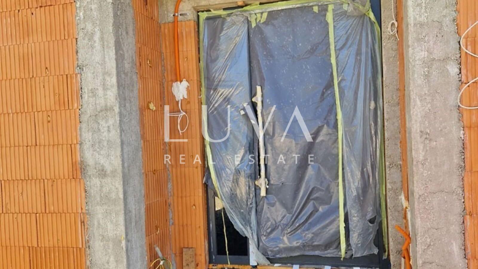 Istria, Kaštelir, modern ground floor house of 92 m² with swimming pool for sale