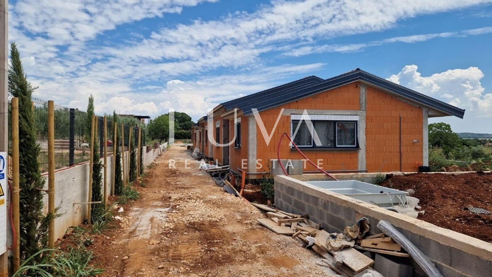 Istria, Kaštelir, modern ground floor house of 95 m² with courtyard for sale