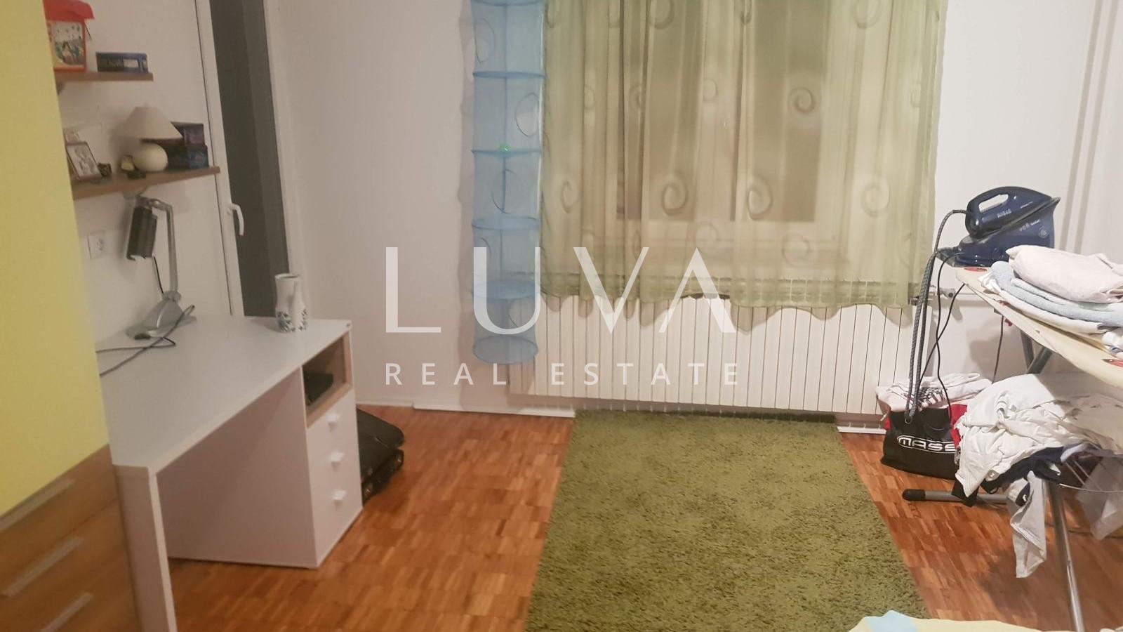 Vrbovsko, Spacious 200 m² House for Sale