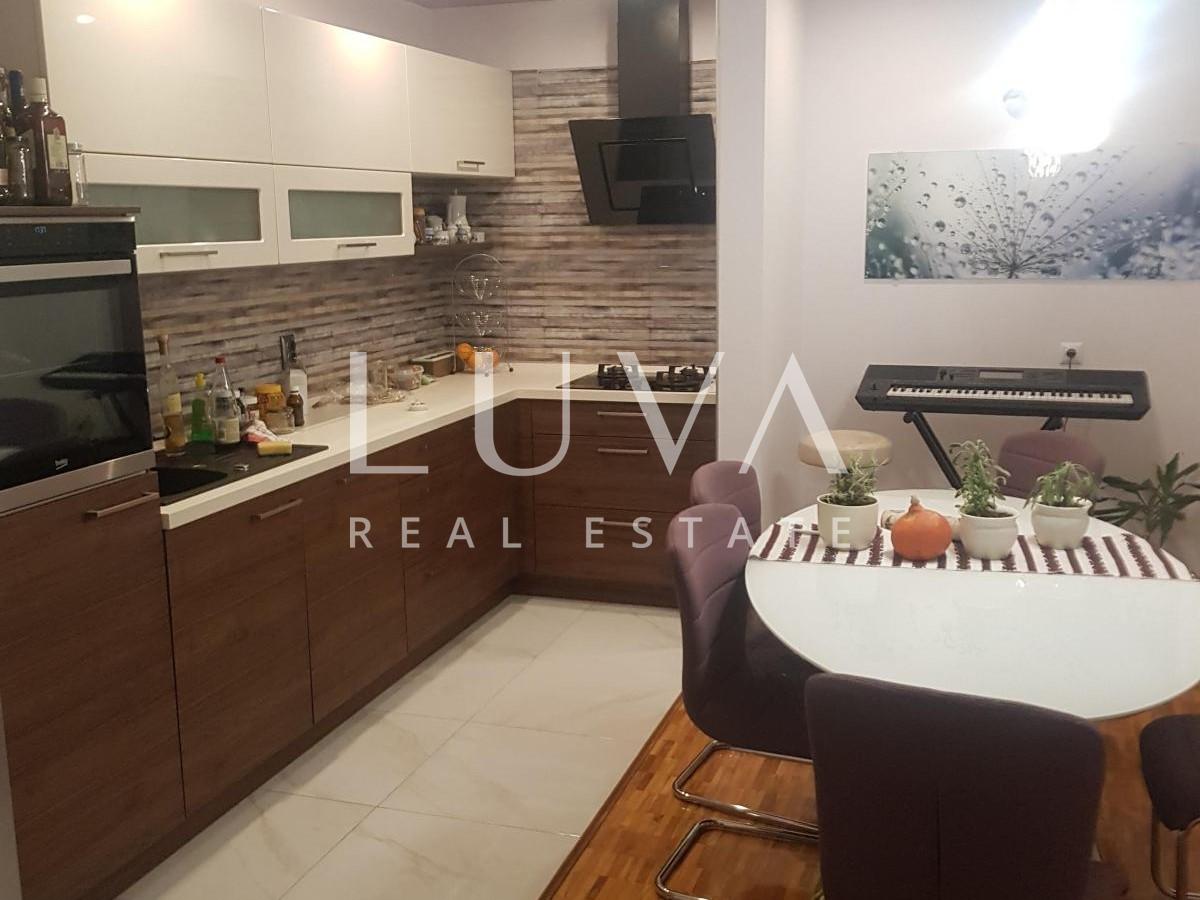 Vrbovsko, Spacious 200 m² House for Sale