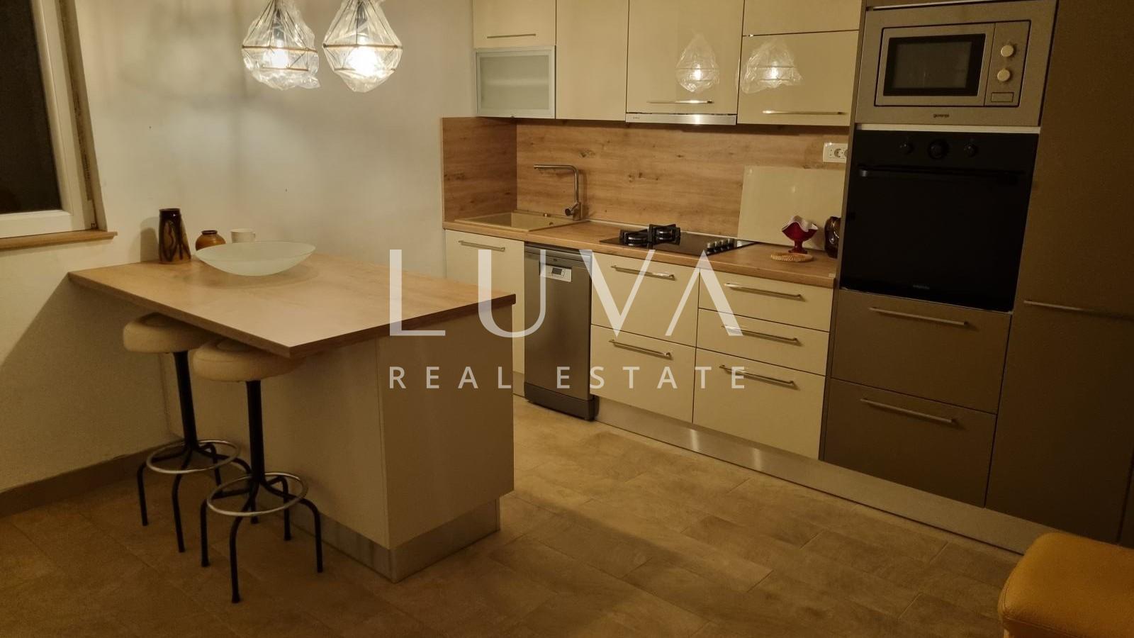 Vrbovsko, Spacious 200 m² House for Sale