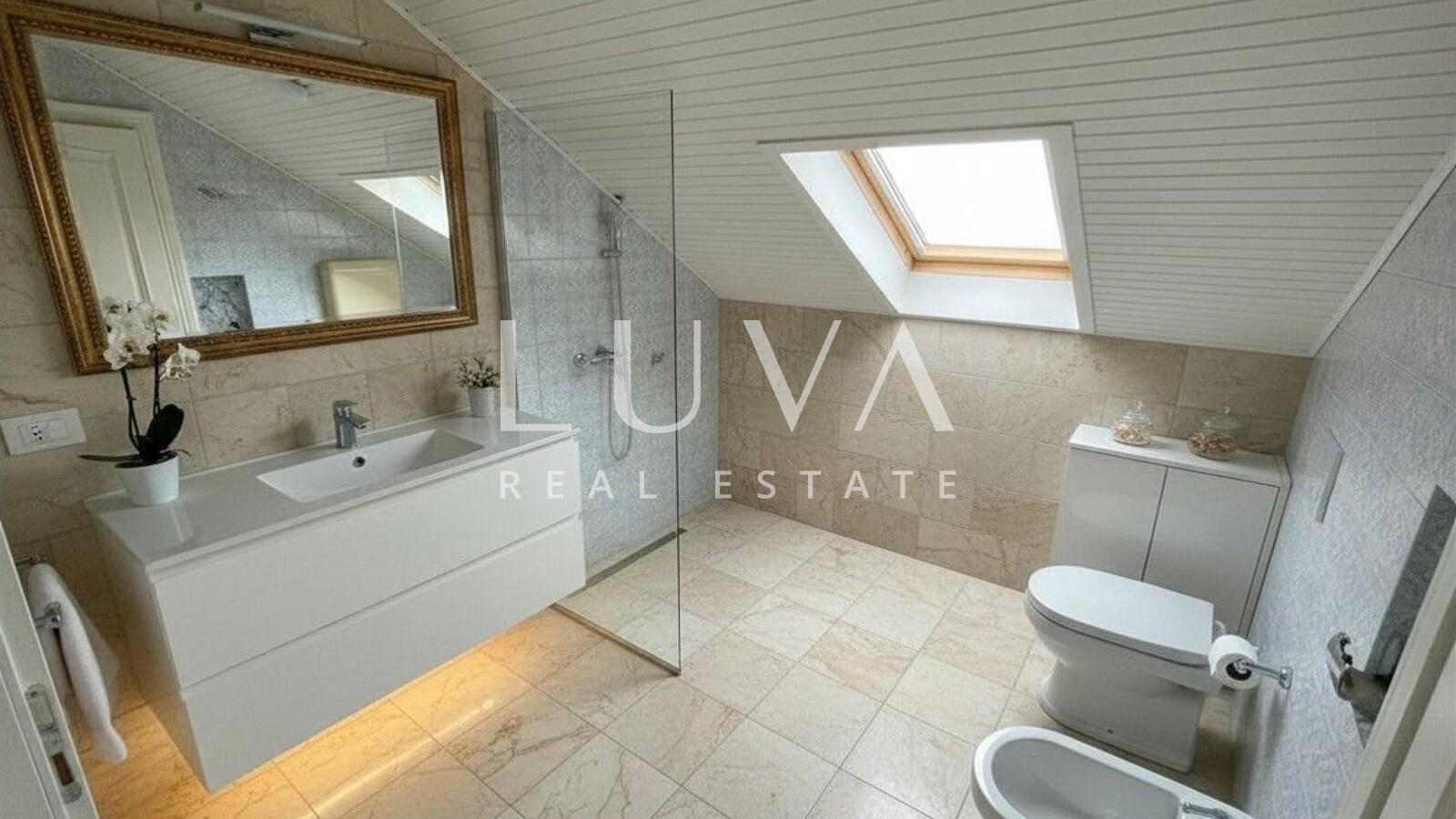 Zagreb, Britanski trg, apartment for renovation on the 3rd floor, 120 m²