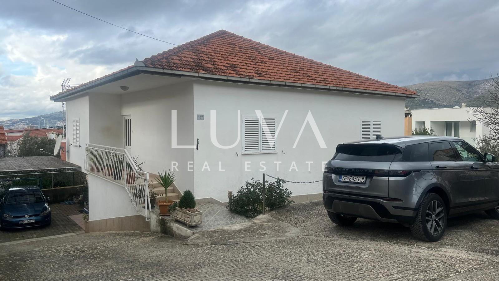 Trogir, kuća 120 m2 blizu mora na prodaju