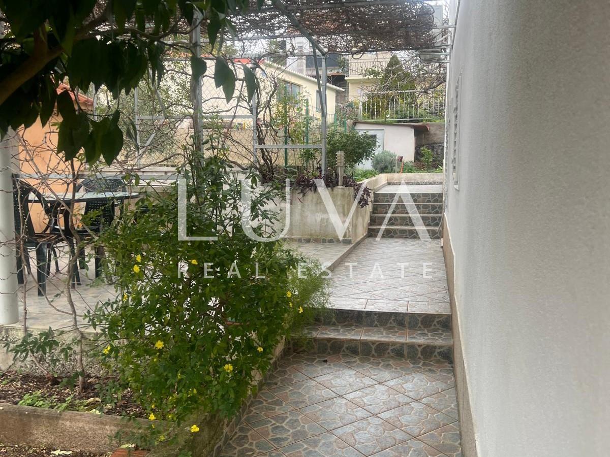 Trogir, kuća 120 m2 blizu mora na prodaju