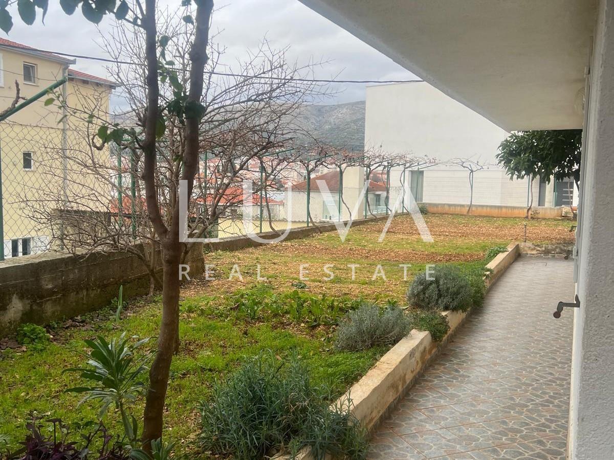 Trogir, kuća 120 m2 blizu mora na prodaju