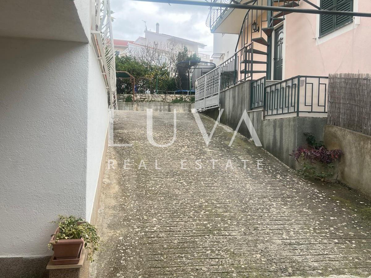 Trogir, kuća 120 m2 blizu mora na prodaju