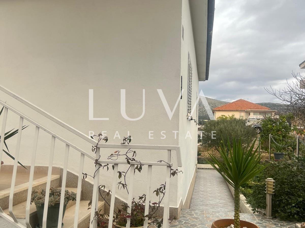 Trogir, kuća 120 m2 blizu mora na prodaju