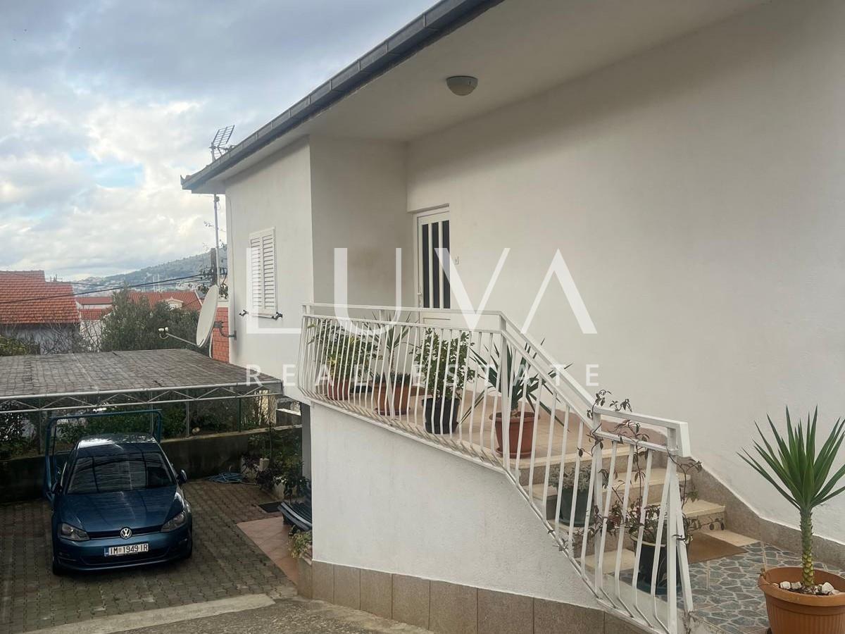 Trogir, kuća 120 m2 blizu mora na prodaju
