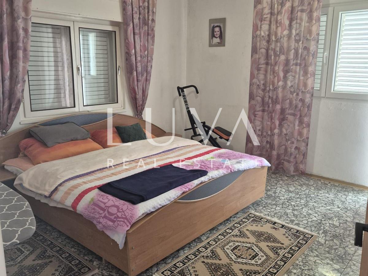 Trogir, kuća 120 m2 blizu mora na prodaju