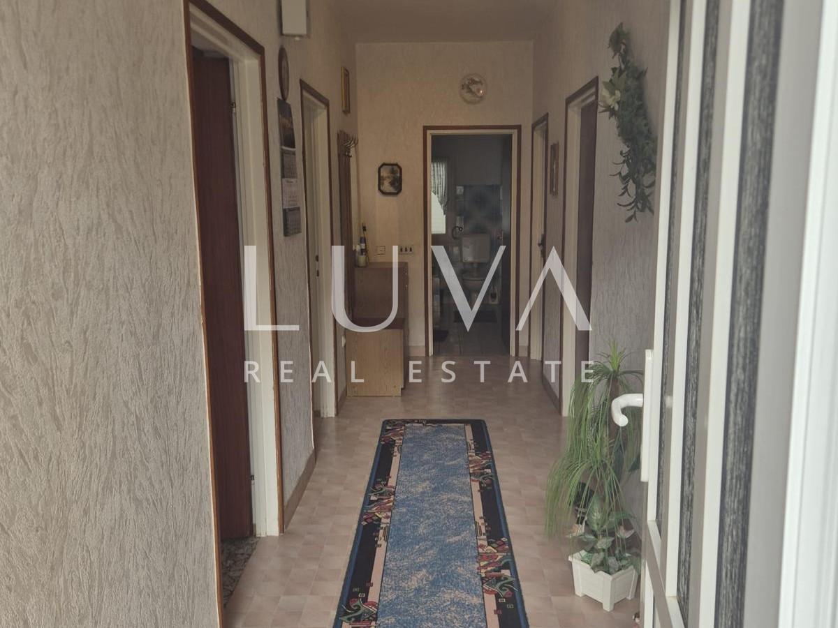 Trogir, kuća 120 m2 blizu mora na prodaju