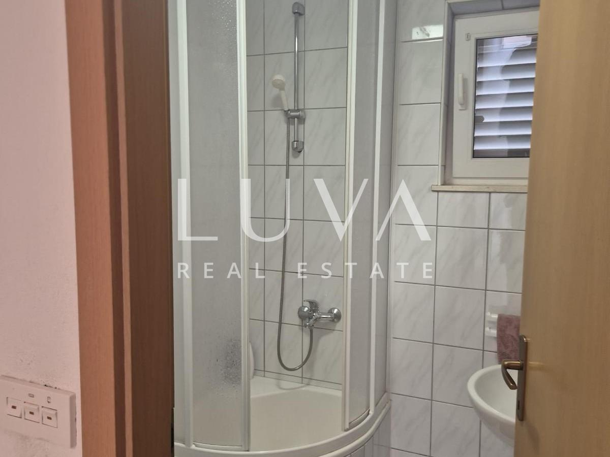 Trogir, kuća 120 m2 blizu mora na prodaju