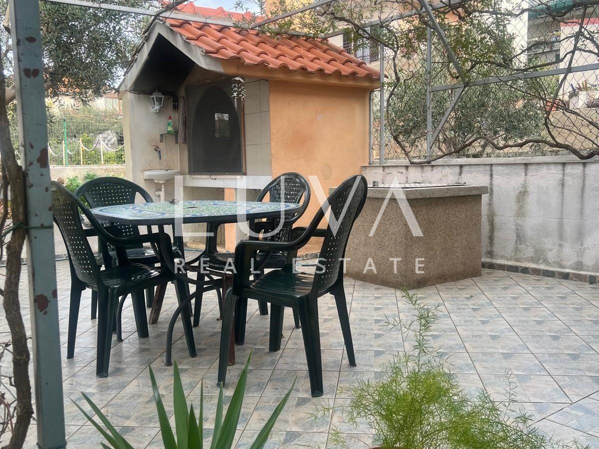 Trogir, kuća 120 m2 blizu mora na prodaju