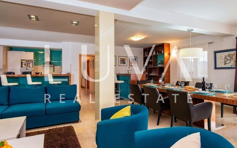 Hvar, Brusje, luksuzna vila s bazenom i pogledom na more na prodaju