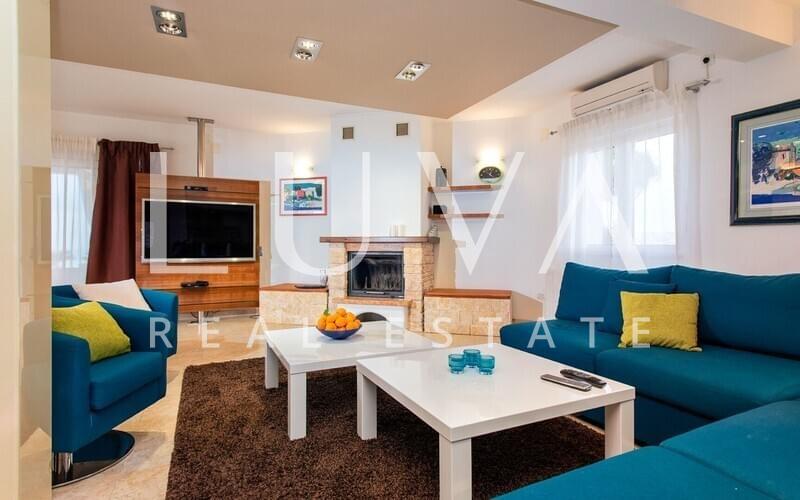 Hvar, Brusje, luksuzna vila s bazenom i pogledom na more na prodaju