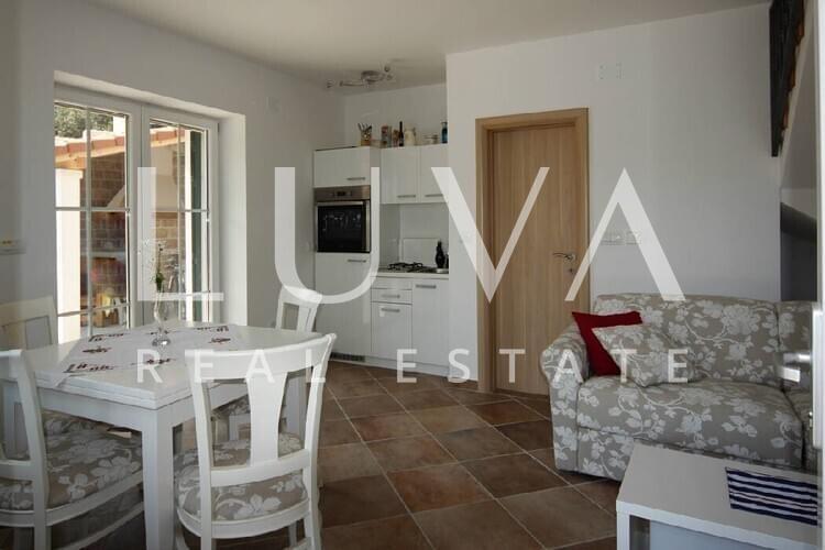 Hvar, Stari Grad, kamena kuća uz more na prodaju