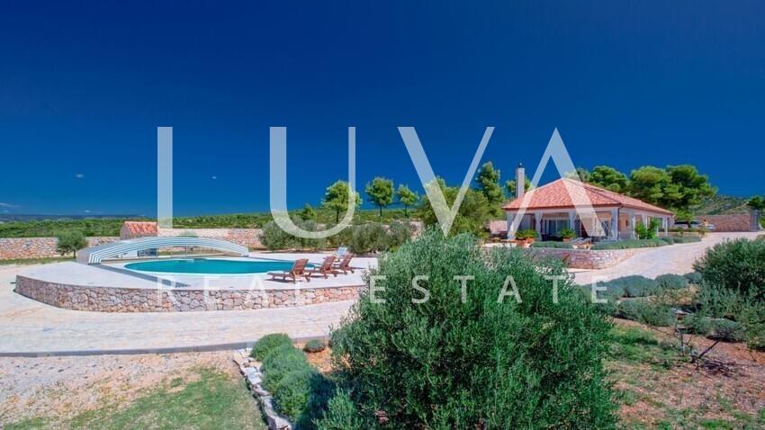 Hvar, Brusje, luksuzna vila s bazenom i pogledom na more na prodaju