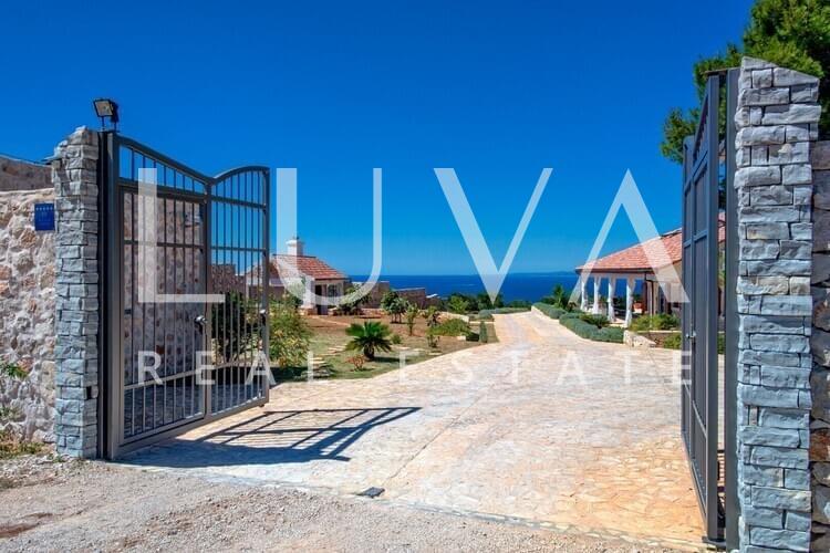 Hvar, Brusje, luksuzna vila s bazenom i pogledom na more na prodaju